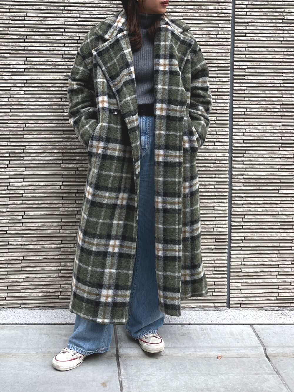 その他のチェスターコート、ブルー系のデニムパンツ、グレー系のニット/セーターを着用したレディースの秋コーディネートの3枚目の写真