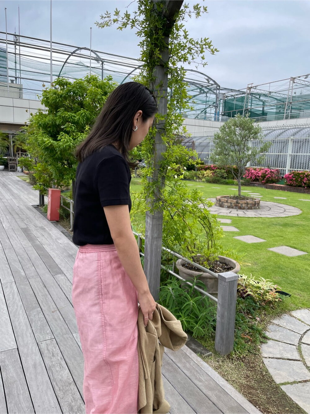 ベージュ系のテーラードジャケット、ピンク系のその他パンツ、ブラック系のTシャツ/カットソーを着用したレディースの春コーディネートの7枚目の写真