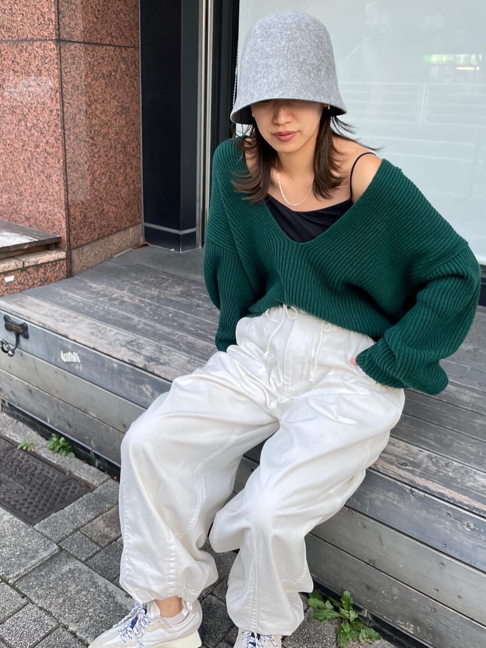 ホワイト系のその他パンツ、グリーン系のニット/セーター、グレー系のハットを着用したレディースの秋コーディネートの5枚目の写真
