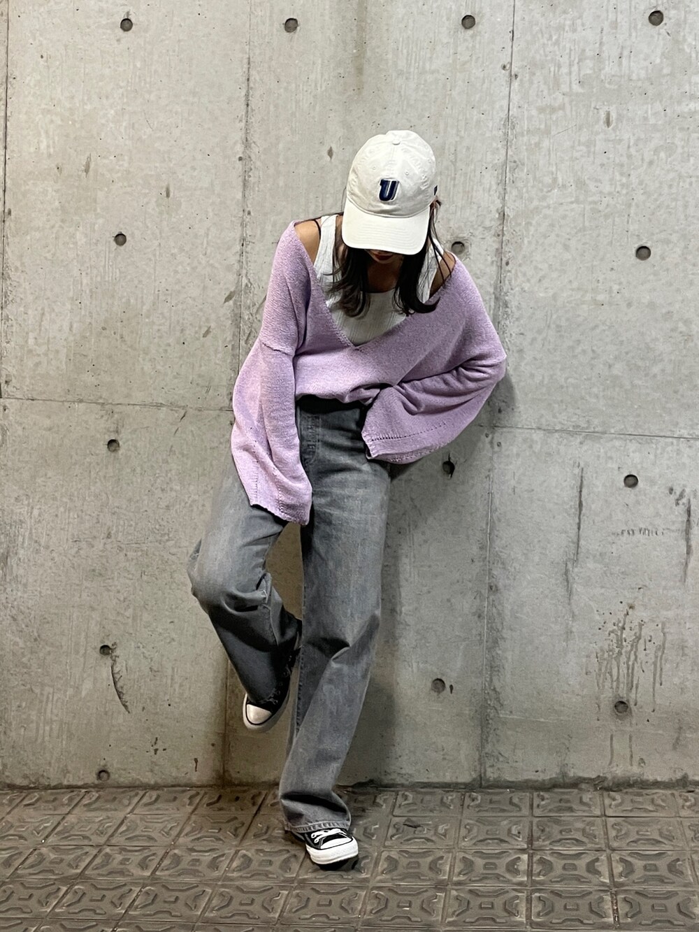 パープル系のニット/セーター、ブラック系のデニムパンツ、ホワイト系のタンクトップを着用したレディースの冬コーディネートの5枚目の写真