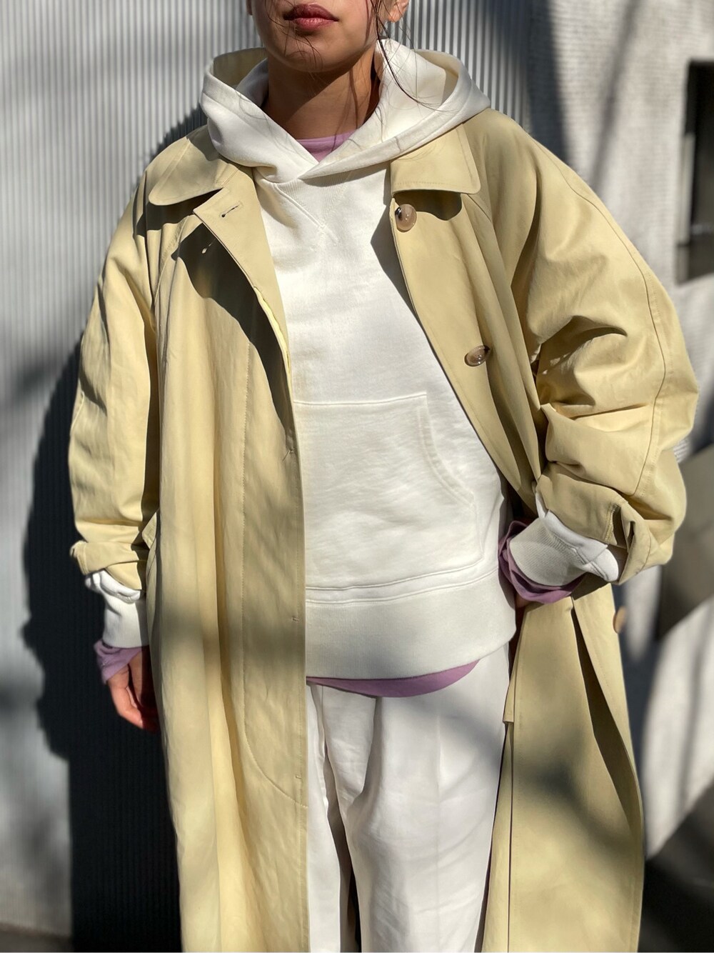 ホワイト系のパーカー、ホワイト系のその他パンツ、パープル系のTシャツ/カットソーを着用したレディースの冬コーディネートの4枚目の写真