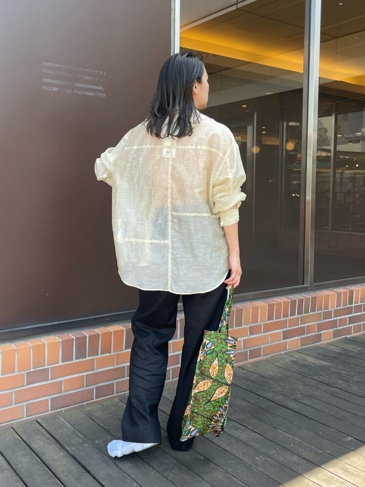 オレンジ系のタンクトップ、ベージュ系のシャツ/ブラウス、ブラック系のその他パンツを着用したレディースの春コーディネートの8枚目の写真