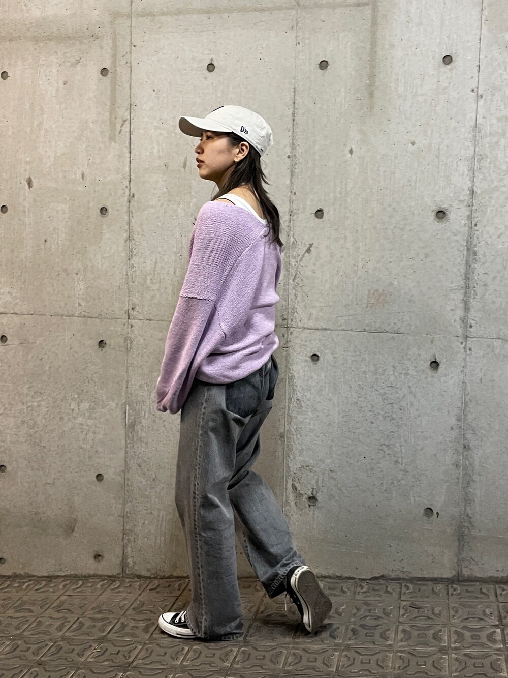 パープル系のニット/セーター、ブラック系のデニムパンツ、ホワイト系のタンクトップを着用したレディースの冬コーディネートの3枚目の写真