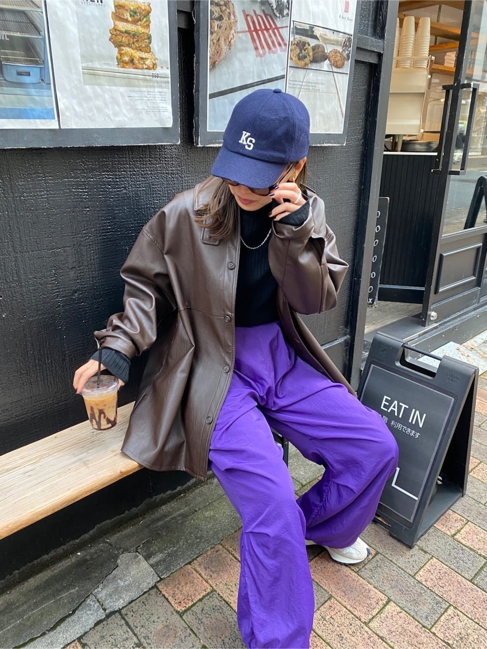 ブラウン系のブルゾン、ブラック系のニット/セーター、パープル系のその他パンツを着用したレディースの秋コーディネートの6枚目の写真