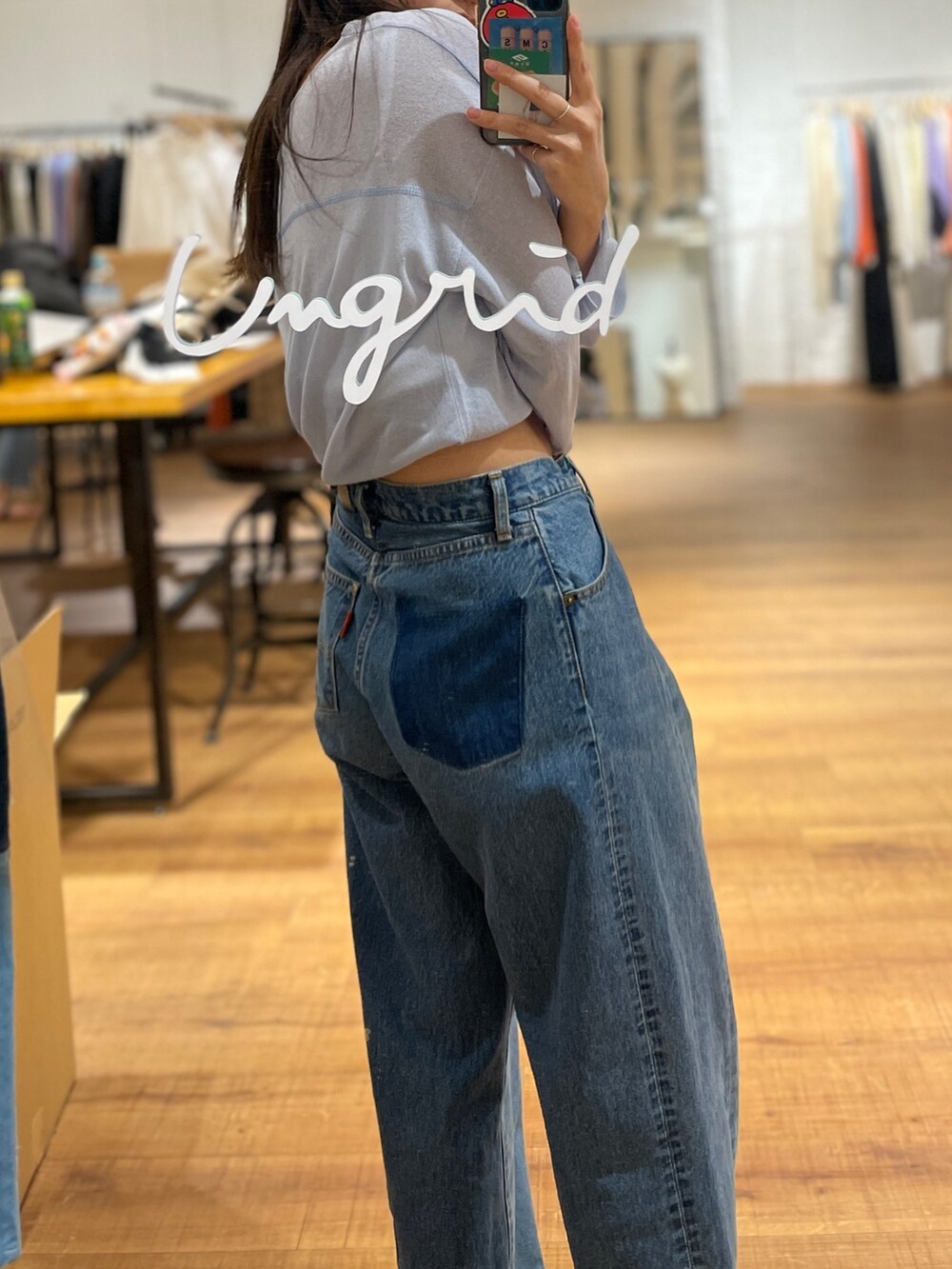 ブルー系のデニムパンツ、ブルー系のニット/セーターを着用したレディースの春コーディネートの2枚目の写真