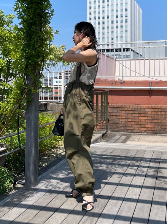 ベージュ系のサロペット/オーバーオール、ブラック系のサンダル、ブラック系のハンドバッグを着用したレディースの春コーディネートの3枚目の写真