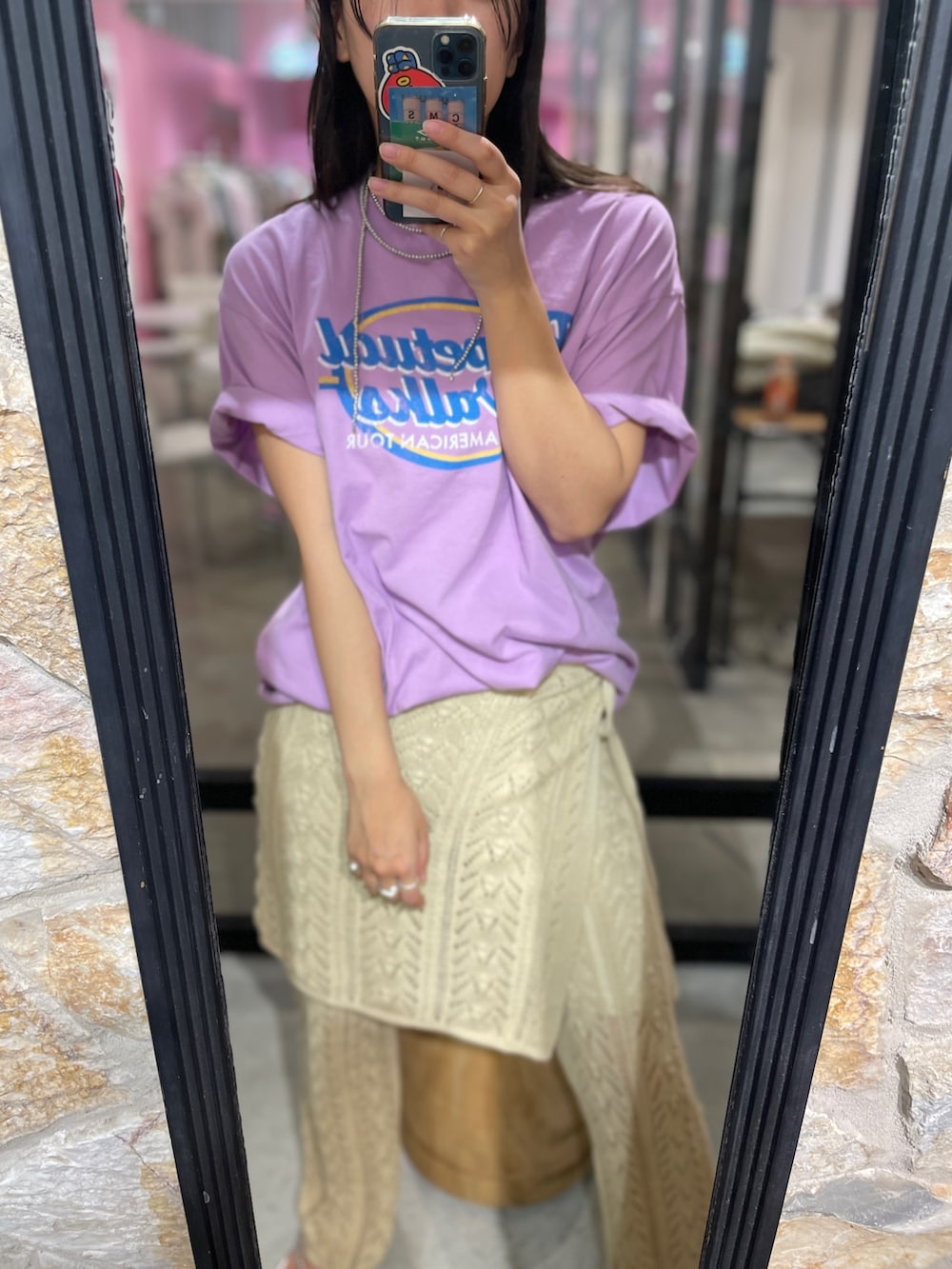パープル系のTシャツ/カットソー、ホワイト系のその他パンツ、シルバー系のサンダルを着用したレディースの春コーディネートの3枚目の写真