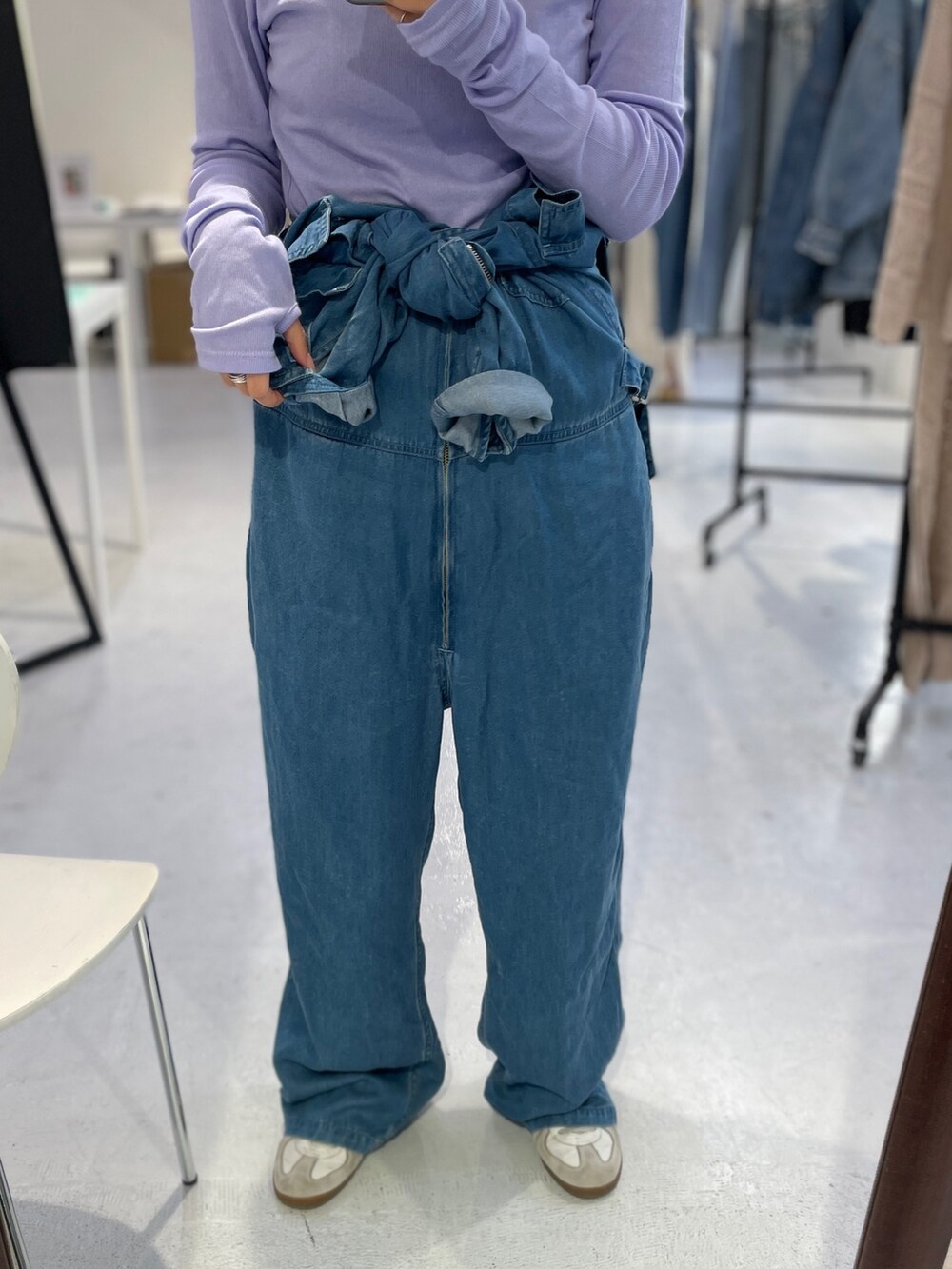 ブルー系のつなぎ/オールインワン、パープル系のTシャツ/カットソーを着用したレディースの冬コーディネートの3枚目の写真