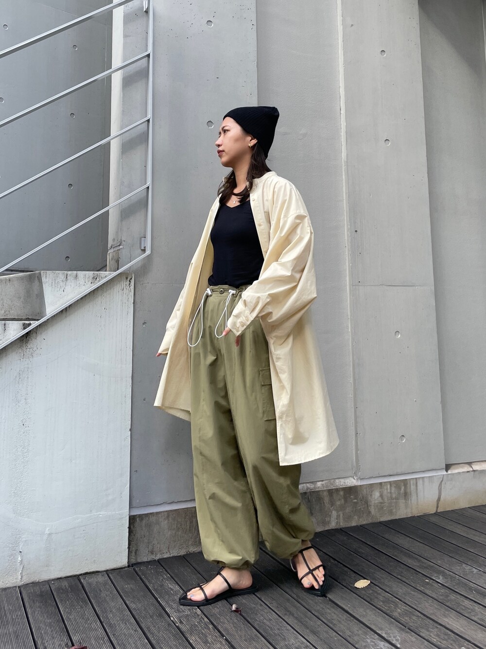 グリーン系のカーゴパンツ、イエロー系のシャツ/ブラウス、ブラック系のサンダルを着用したレディースの秋コーディネートの4枚目の写真