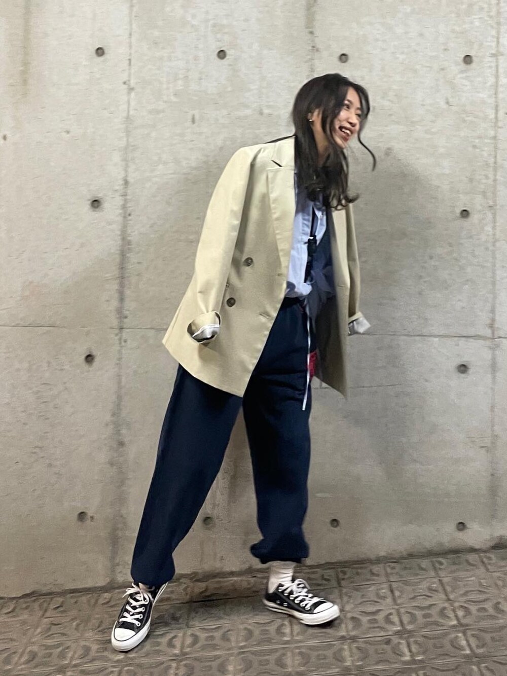 ブルー系のスウェットパンツ、その他のシャツ/ブラウス、ベージュ系のテーラードジャケットを着用したレディースの冬コーディネートの5枚目の写真