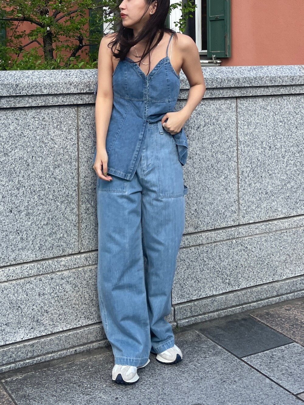 ブルー系のデニムパンツ、ブルー系のキャミソールを着用したレディースの春コーディネートの5枚目の写真