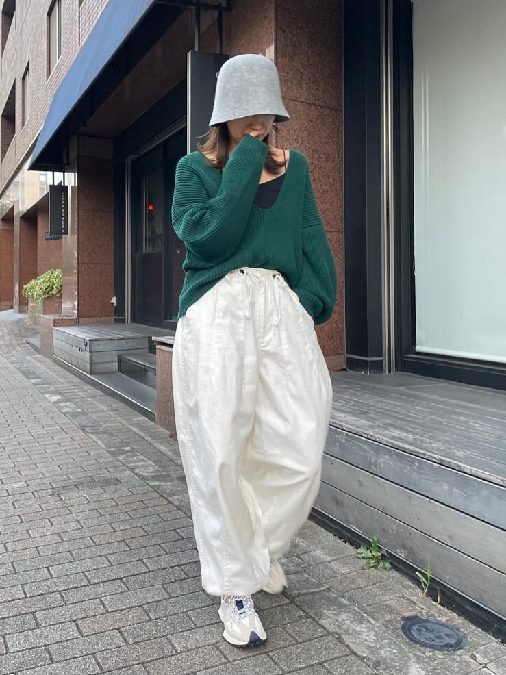 ホワイト系のその他パンツ、グリーン系のニット/セーター、グレー系のハットを着用したレディースの秋コーディネートの2枚目の写真