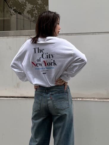 ホワイト系のTシャツ/カットソー、ブルー系のデニムパンツ、グレー系のテーラードジャケットを着用したレディースの秋コーディネートの3枚目の写真