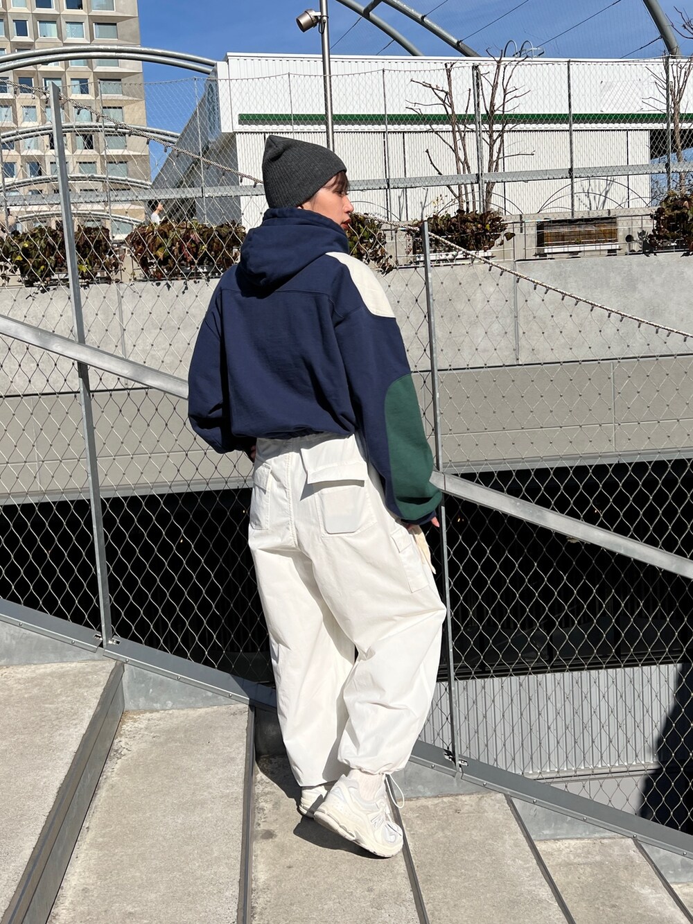 ホワイト系のカーゴパンツ、ブルー系のパーカー、グレー系のニットキャップ/ビーニーを着用したレディースの冬コーディネートの3枚目の写真