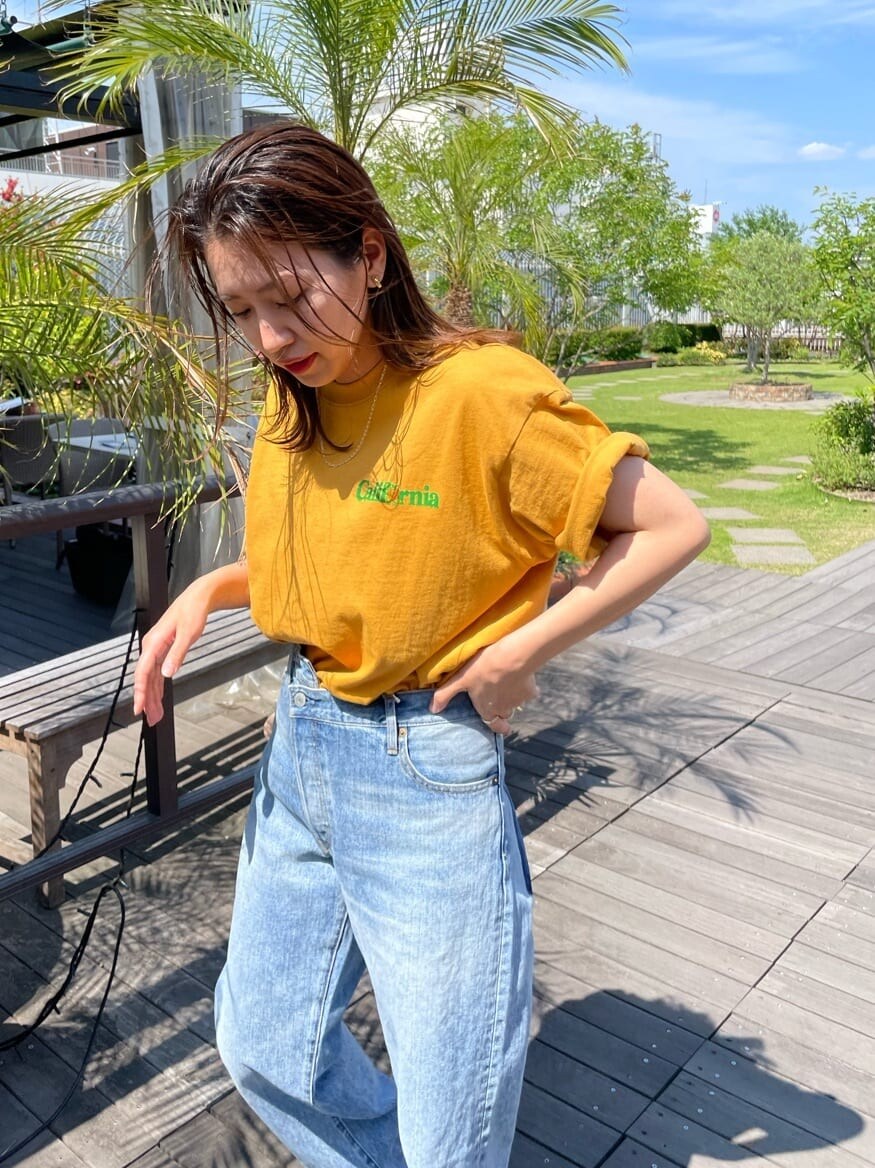 イエロー系のTシャツ/カットソー、ブルー系のデニムパンツを着用したレディースの春コーディネートの9枚目の写真