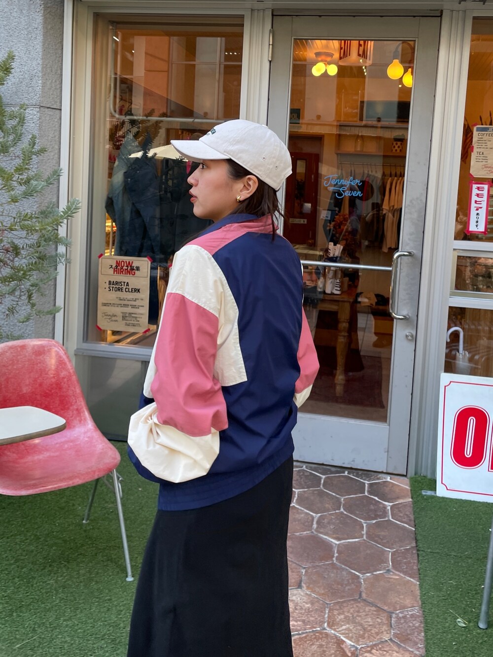 ブルー系のブルゾン、ブラック系のスカート、ホワイト系のスニーカーを着用したレディースの冬コーディネートの5枚目の写真