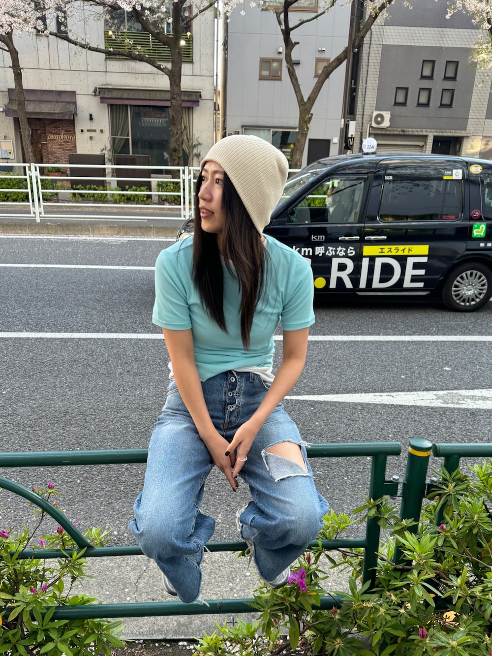 ブルー系のデニムパンツ、ブルー系のTシャツ/カットソー、ホワイト系のニットキャップ/ビーニーを着用したレディースの春コーディネートの4枚目の写真