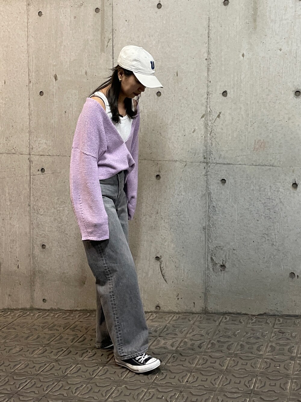 パープル系のニット/セーター、ブラック系のデニムパンツ、ホワイト系のタンクトップを着用したレディースの冬コーディネートの4枚目の写真