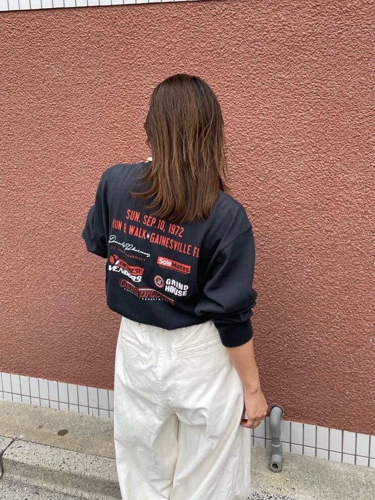 ホワイト系のその他パンツ、ホワイト系のその他パンツ、グレー系のTシャツ/カットソーを着用したレディースの夏コーディネートの9枚目の写真