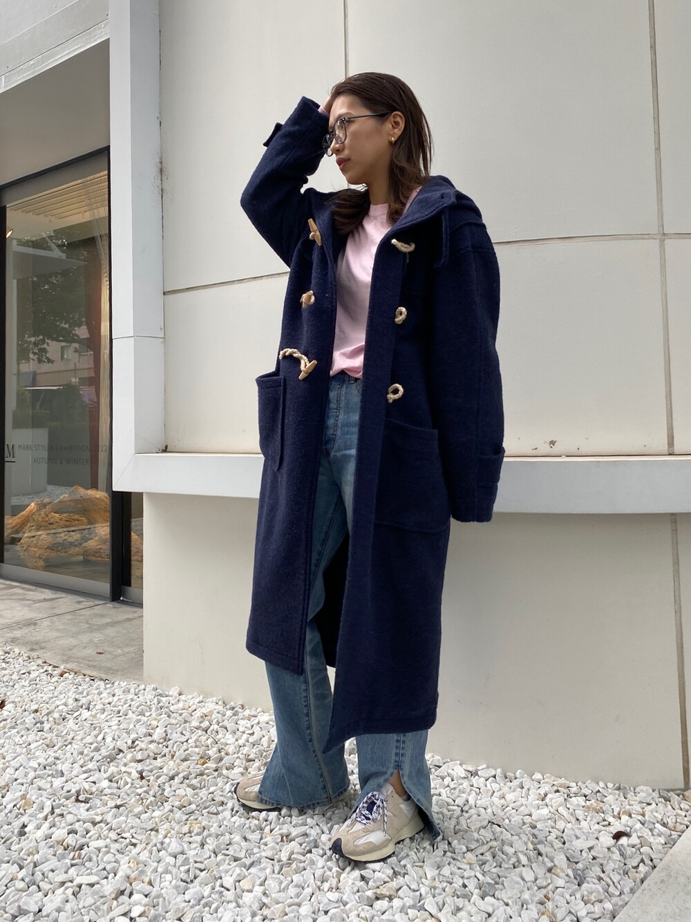 ブルー系のダッフルコート、ブルー系のデニムパンツ、ピンク系のTシャツ/カットソーを着用したレディースの秋コーディネートの4枚目の写真