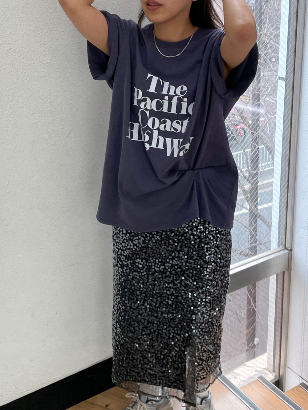 ブルー系のTシャツ/カットソー、ブラック系のスカートを着用したレディースの春コーディネートの4枚目の写真