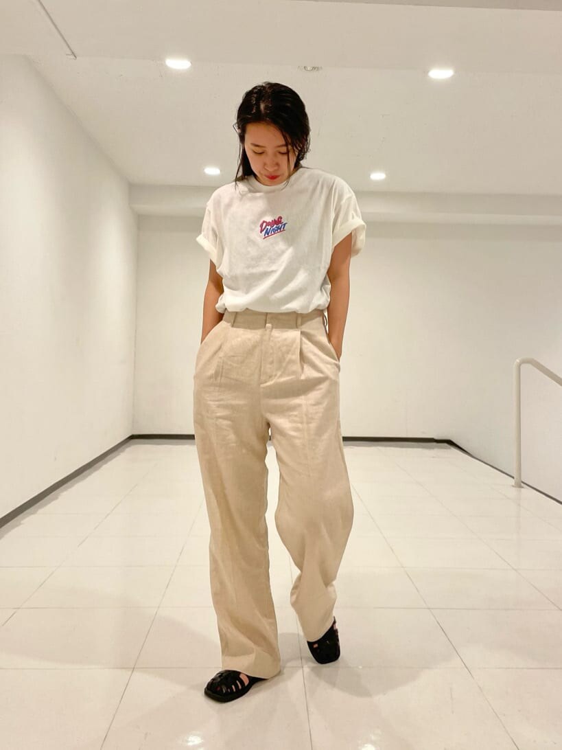 ブラウン系のシャツ/ブラウス、ホワイト系のその他パンツを着用したレディースの夏コーディネートの5枚目の写真