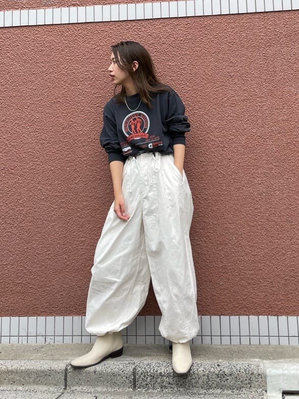 ホワイト系のその他パンツ、ホワイト系のその他パンツ、グレー系のTシャツ/カットソーを着用したレディースの夏コーディネートの5枚目の写真