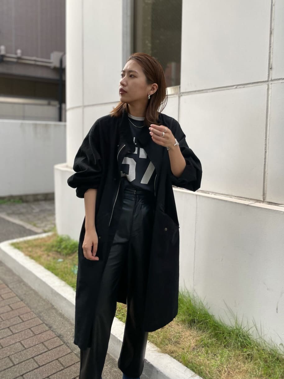 ブラック系のその他アウター、ブラック系のその他パンツ、グレー系のTシャツ/カットソーを着用したレディースの夏コーディネートの4枚目の写真