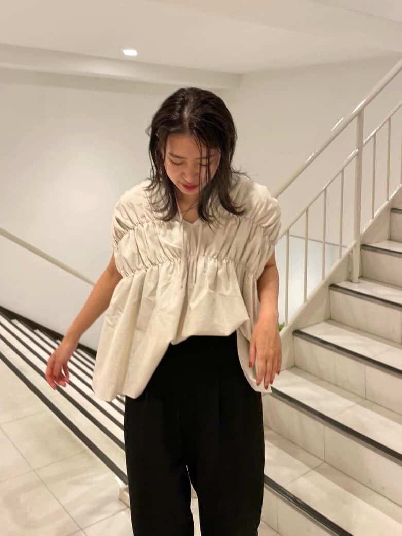 ブラック系のスラックス、ホワイト系のシャツ/ブラウスを着用したレディースの夏コーディネートの9枚目の写真