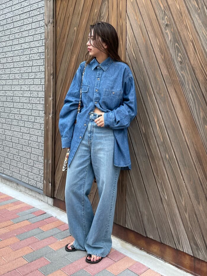 ブラック系のサンダル、ブルー系のシャツ/ブラウス、ベージュ系のショルダーバッグを着用したレディースの夏コーディネートの4枚目の写真