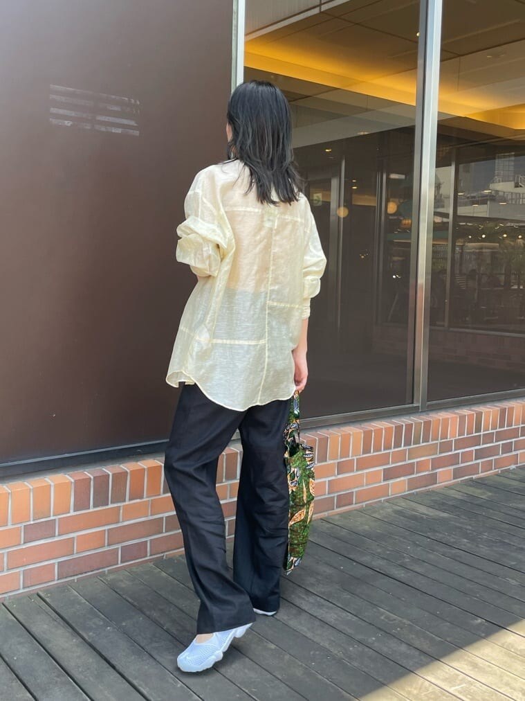 オレンジ系のタンクトップ、ベージュ系のシャツ/ブラウス、ブラック系のその他パンツを着用したレディースの春コーディネートの7枚目の写真