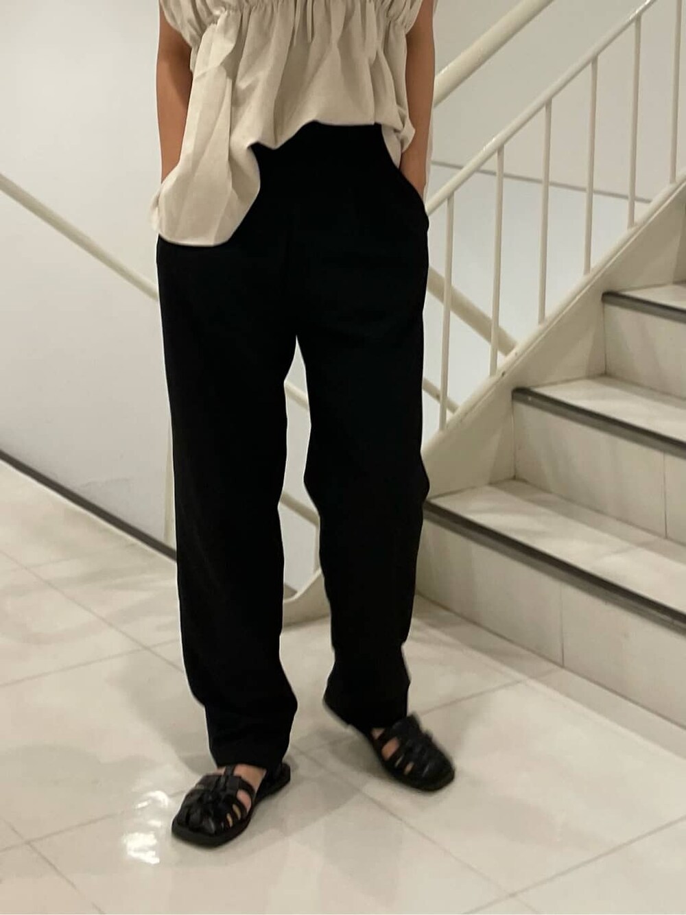 ブラック系のスラックス、ホワイト系のシャツ/ブラウスを着用したレディースの夏コーディネートの8枚目の写真