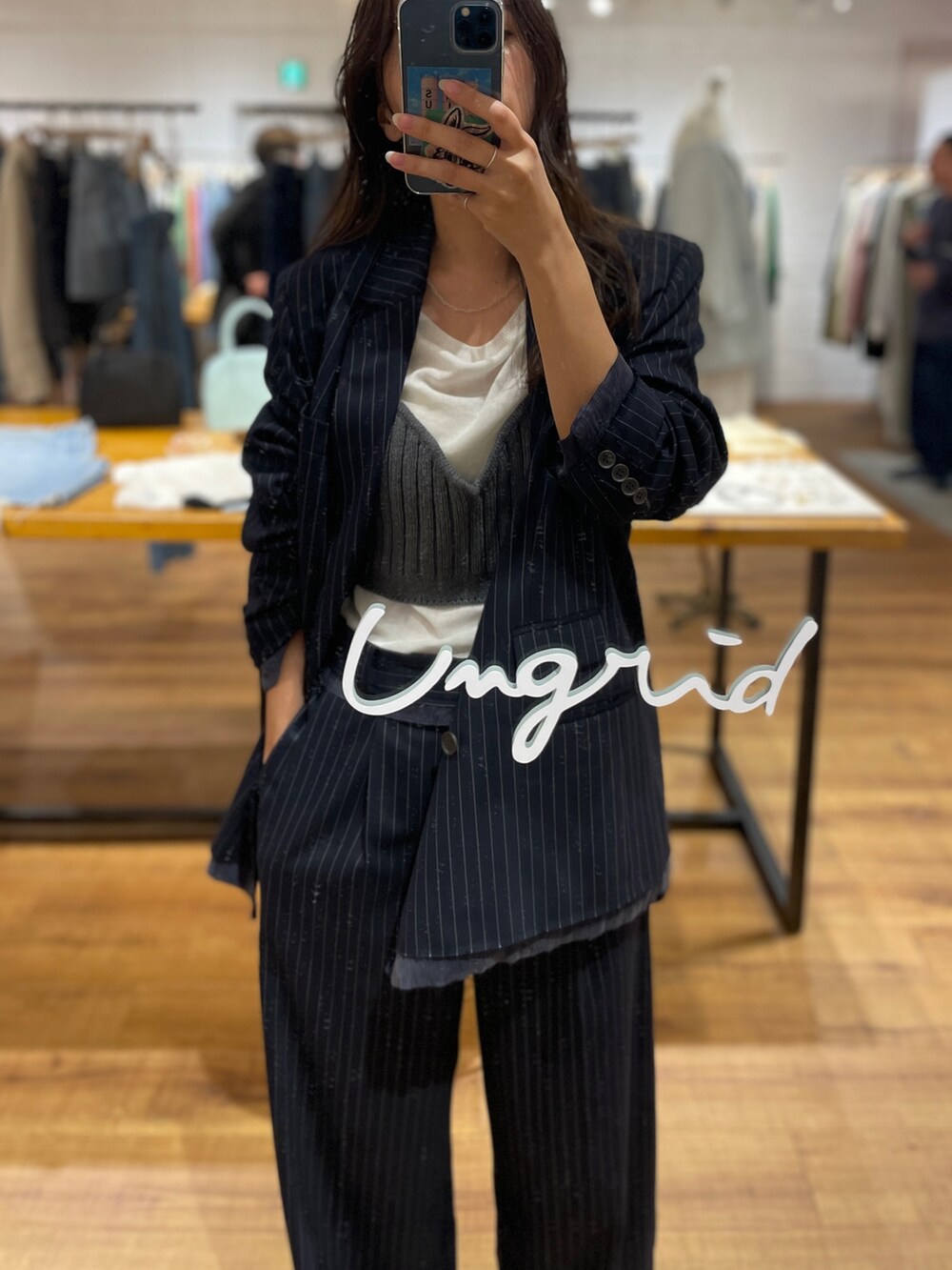 その他のその他パンツ、その他のテーラードジャケット、グレー系のニット/セーターを着用したレディースの冬コーディネートの2枚目の写真