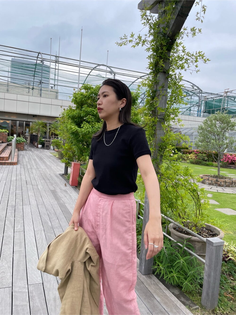 ベージュ系のテーラードジャケット、ピンク系のその他パンツ、ブラック系のTシャツ/カットソーを着用したレディースの春コーディネートの8枚目の写真