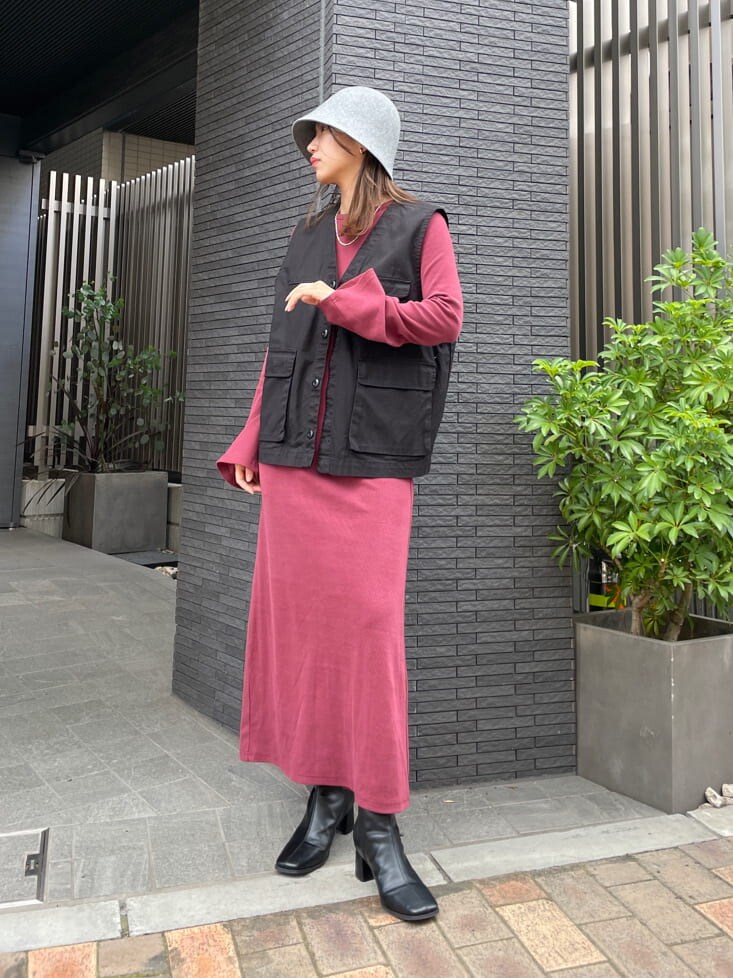 ブラック系のブルゾン、レッド系のワンピース、ブラック系のブーツを着用したレディースの夏コーディネートの2枚目の写真