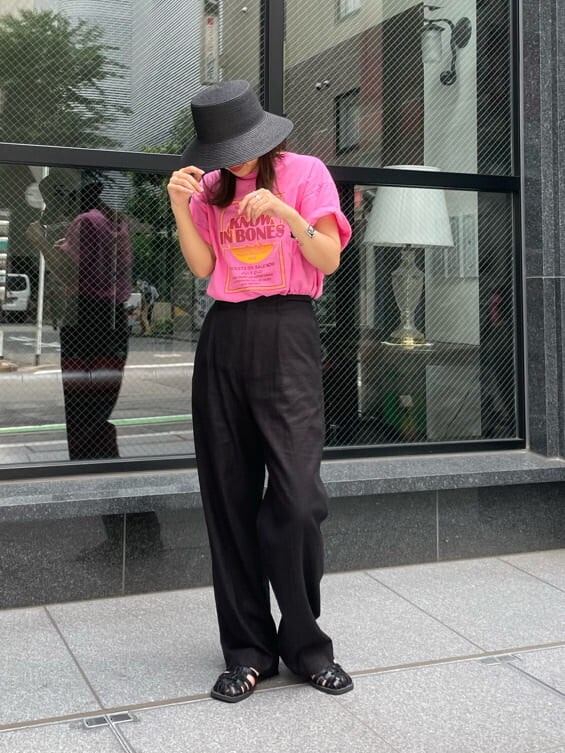 ブラック系のその他パンツ、ピンク系のTシャツ/カットソー、ブラック系のハットを着用したレディースの夏コーディネートの2枚目の写真