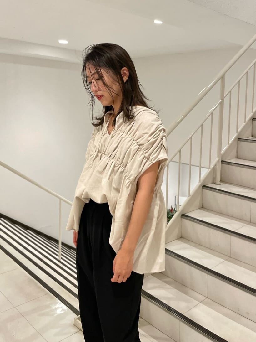 ブラック系のスラックス、ホワイト系のシャツ/ブラウスを着用したレディースの夏コーディネートの4枚目の写真