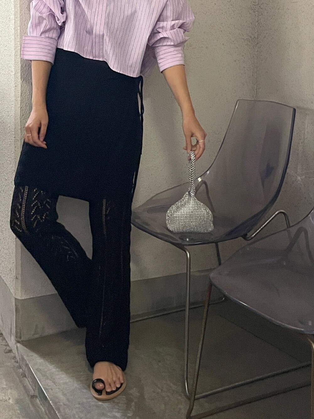 ブラック系のその他パンツ、その他のシャツ/ブラウス、シルバー系のハンドバッグを着用したレディースの冬コーディネートの3枚目の写真