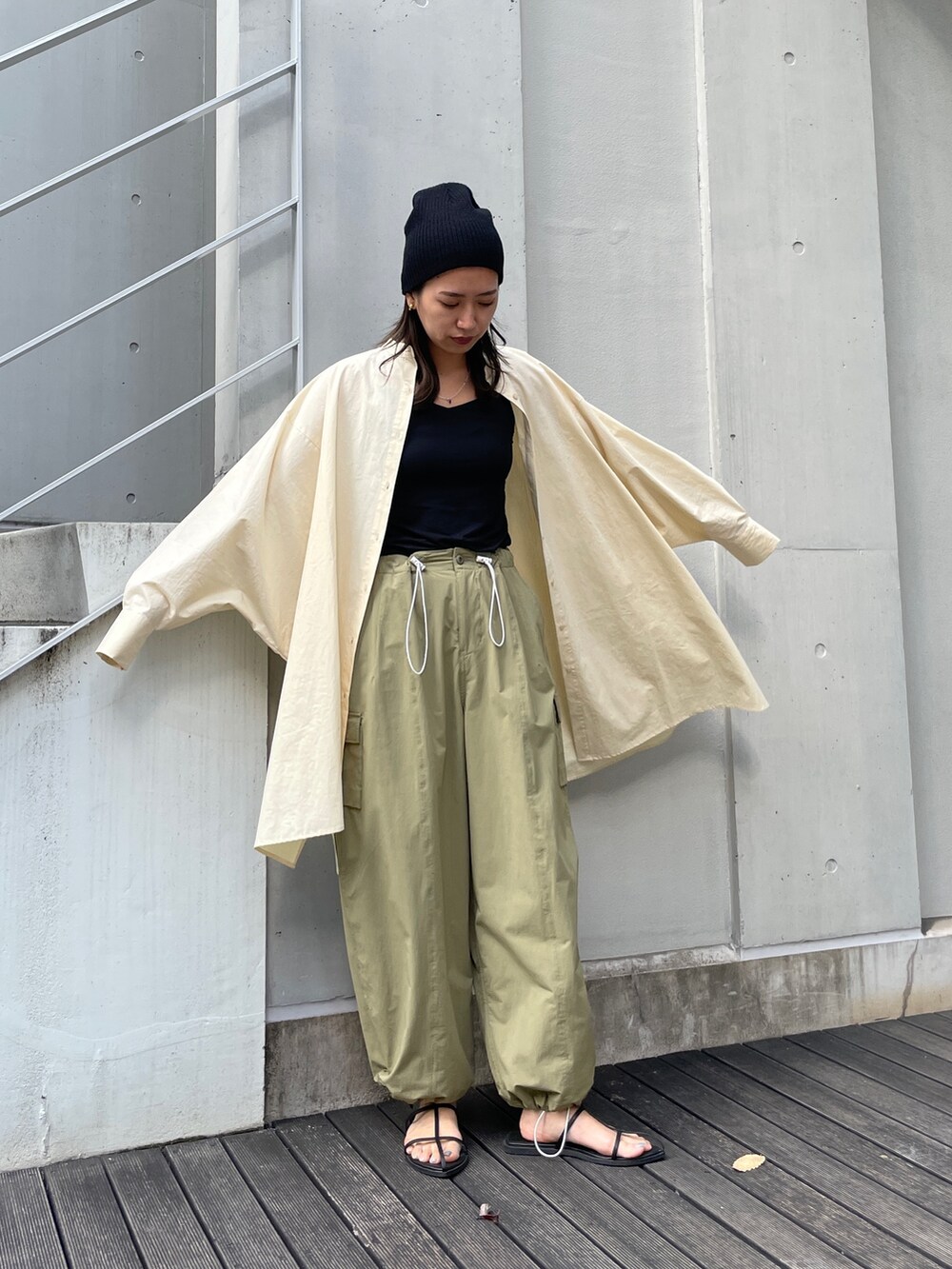 グリーン系のカーゴパンツ、イエロー系のシャツ/ブラウス、ブラック系のサンダルを着用したレディースの秋コーディネートの3枚目の写真