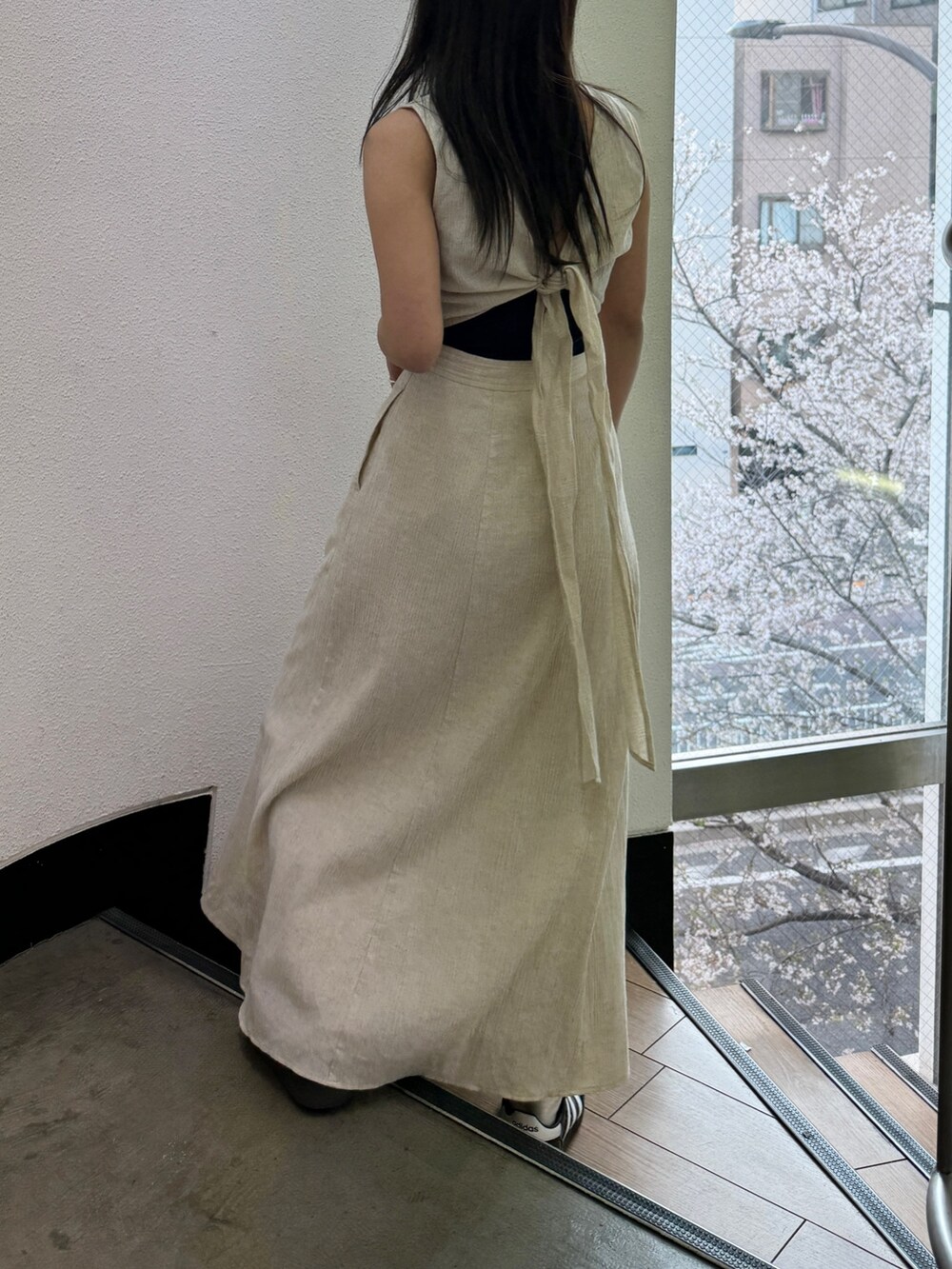 ホワイト系のワンピースを着用したレディースの春コーディネートの4枚目の写真