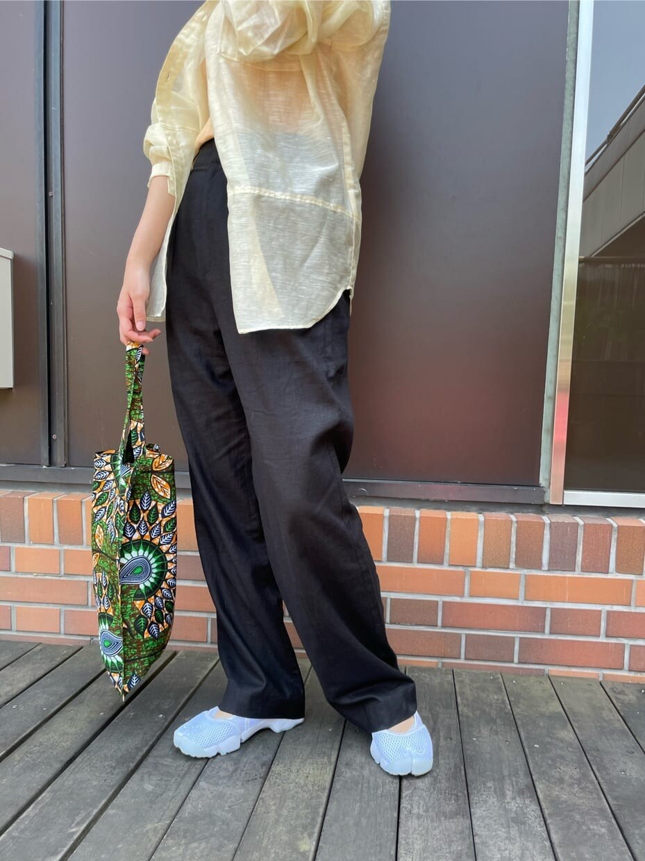 オレンジ系のタンクトップ、ベージュ系のシャツ/ブラウス、ブラック系のその他パンツを着用したレディースの春コーディネートの9枚目の写真