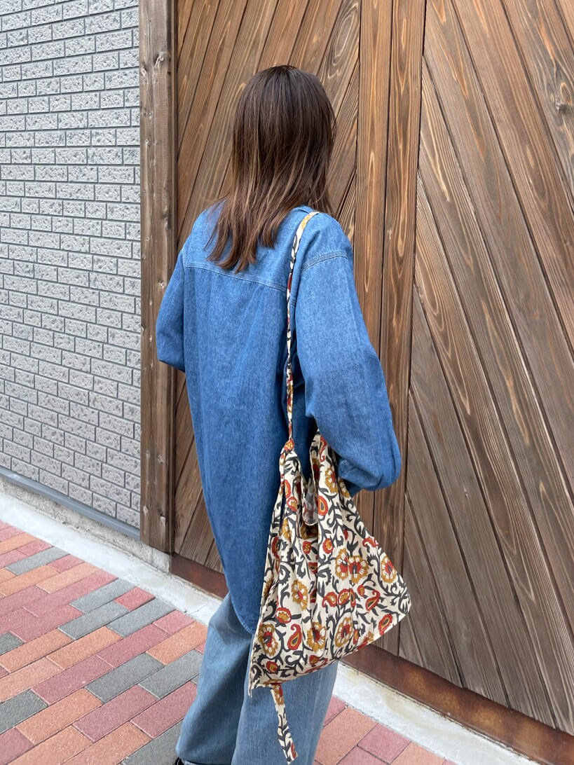 ブラック系のサンダル、ブルー系のシャツ/ブラウス、ベージュ系のショルダーバッグを着用したレディースの夏コーディネートの6枚目の写真