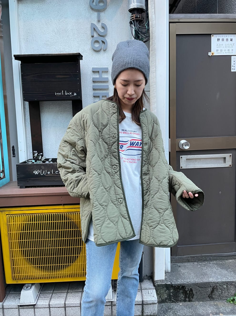 ブラック系のブーツ、ブルー系のデニムパンツ、ホワイト系のTシャツ/カットソーを着用したレディースの夏コーディネートの7枚目の写真