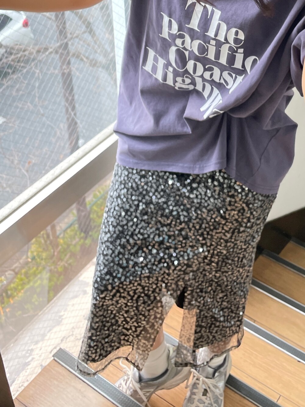 ブルー系のTシャツ/カットソー、ブラック系のスカートを着用したレディースの春コーディネートの2枚目の写真