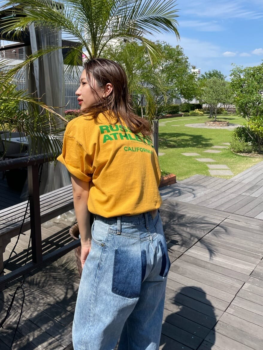 イエロー系のTシャツ/カットソー、ブルー系のデニムパンツを着用したレディースの春コーディネートの6枚目の写真