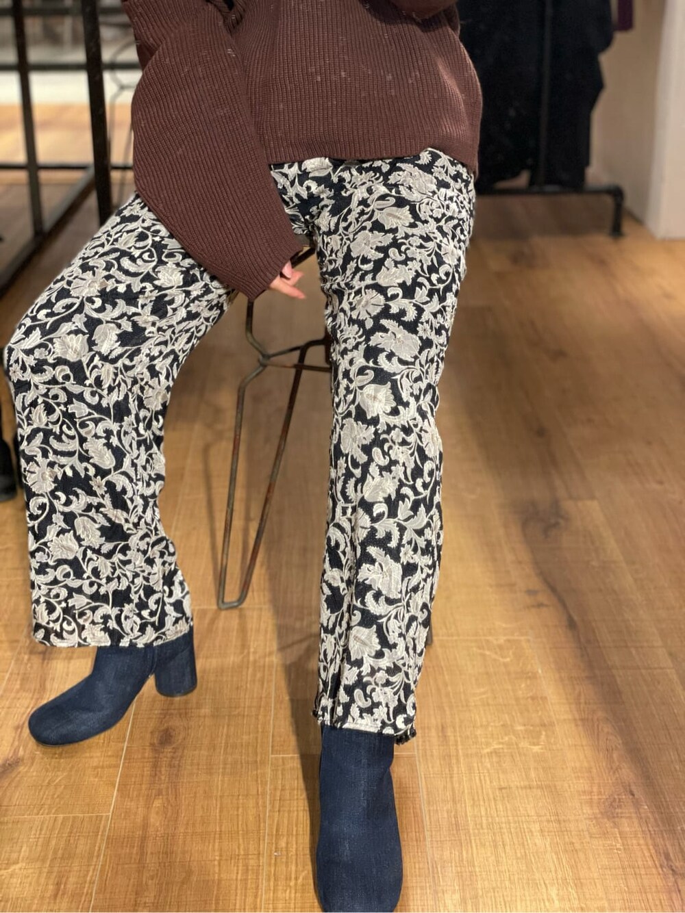 ホワイト系のタンクトップ、ブラック系のその他パンツ、ブラウン系のニット/セーターを着用したレディースの夏コーディネートの3枚目の写真