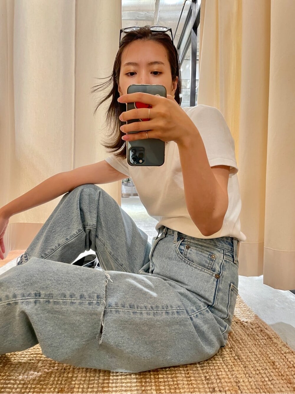 ホワイト系のTシャツ/カットソー、ブルー系のデニムパンツを着用したレディースの夏コーディネートの3枚目の写真