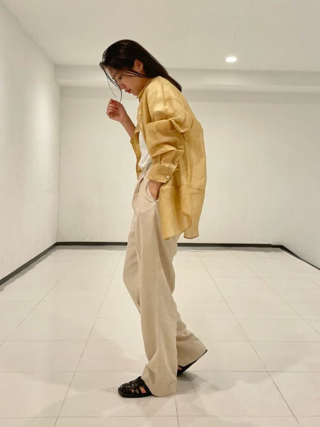 ブラウン系のシャツ/ブラウス、ホワイト系のその他パンツを着用したレディースの夏コーディネートの3枚目の写真