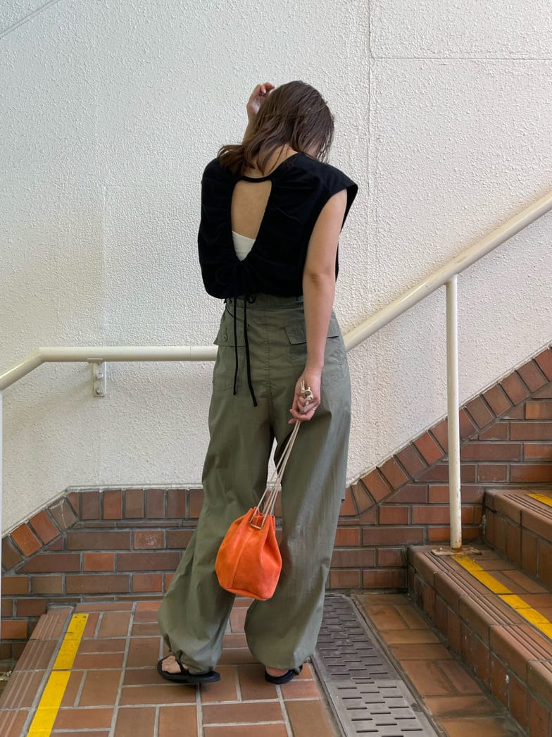 ブラック系のサンダル、オレンジ系のハンドバッグ、ベージュ系のその他パンツを着用したレディースの春コーディネートの7枚目の写真