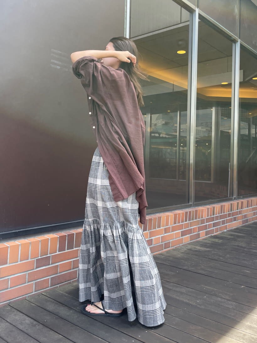 ホワイト系のタンクトップ、ブラウン系のシャツ/ブラウス、ブラック系のスカートを着用したレディースの夏コーディネートの4枚目の写真